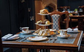 Serveert ontbijt en diner, Britse gerechten