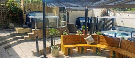 Banyera d'hidromassatge a l'aire lliure