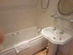 Chambre supérieure double | Salle de bain | Articles de toilette (gratuits), séchoir à cheveux, serviettes fournies