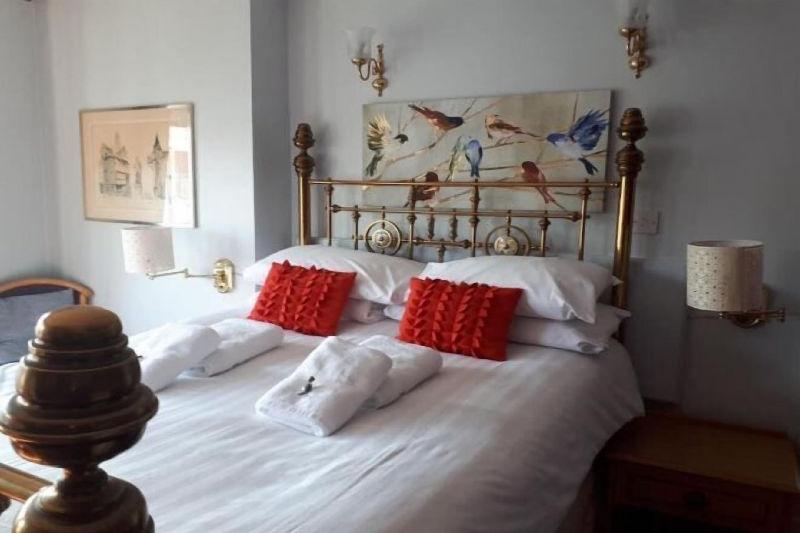 Individually decorated, desk, iron/ironing board, free WiFi