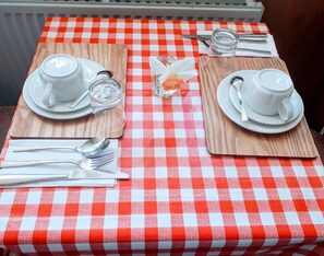 Tägliches inbegriffenes kontinentales Frühstück