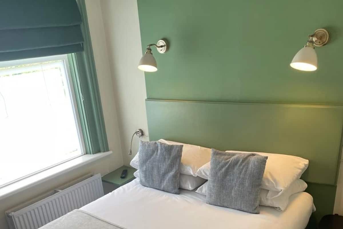 Doppia Standard, 1 letto matrimoniale | Con stile personalizzato, una scrivania, ferro/asse da stiro