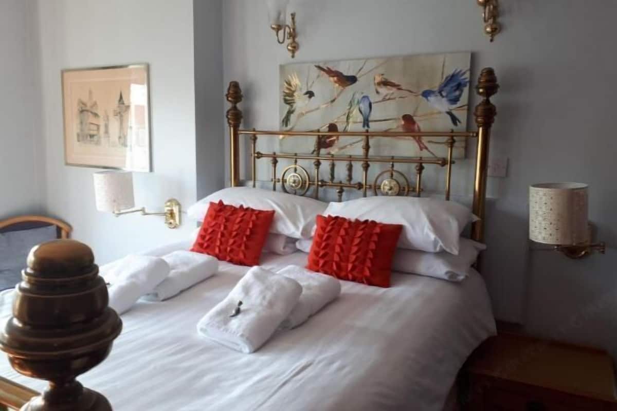 Individually decorated, desk, iron/ironing board, free WiFi