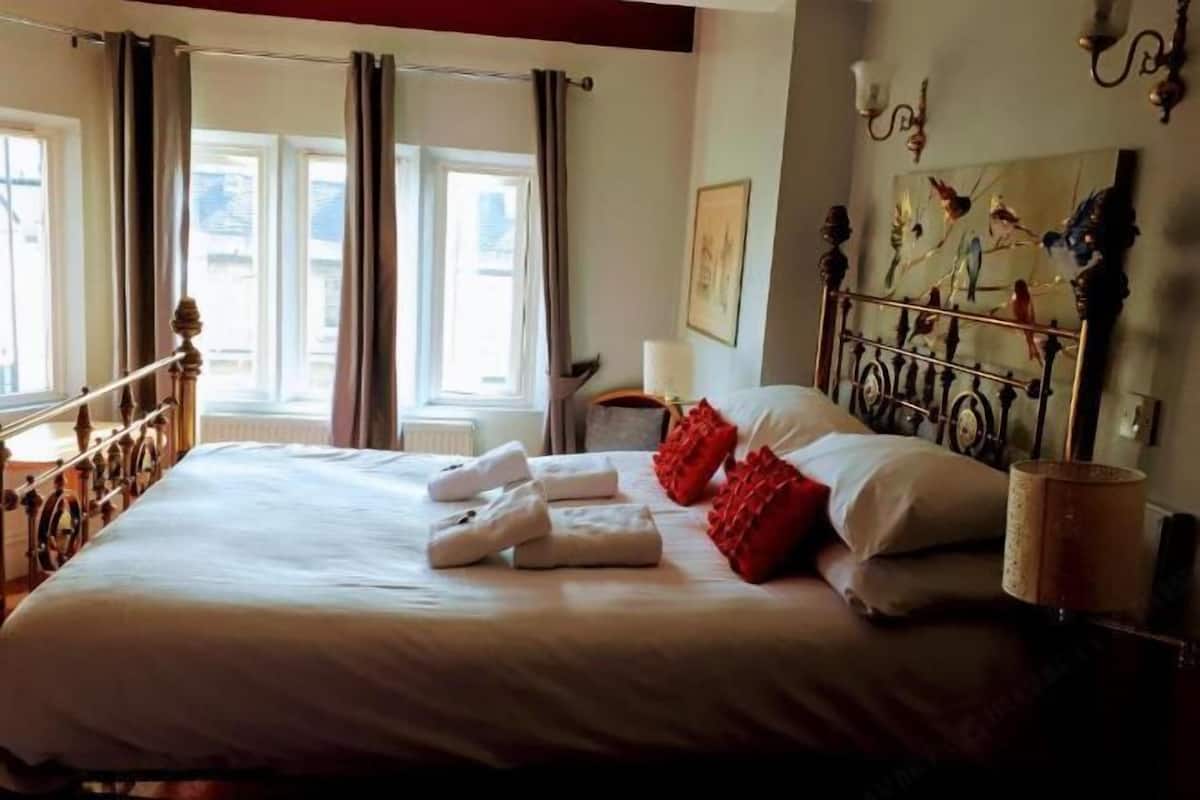 Individually decorated, desk, iron/ironing board, free WiFi