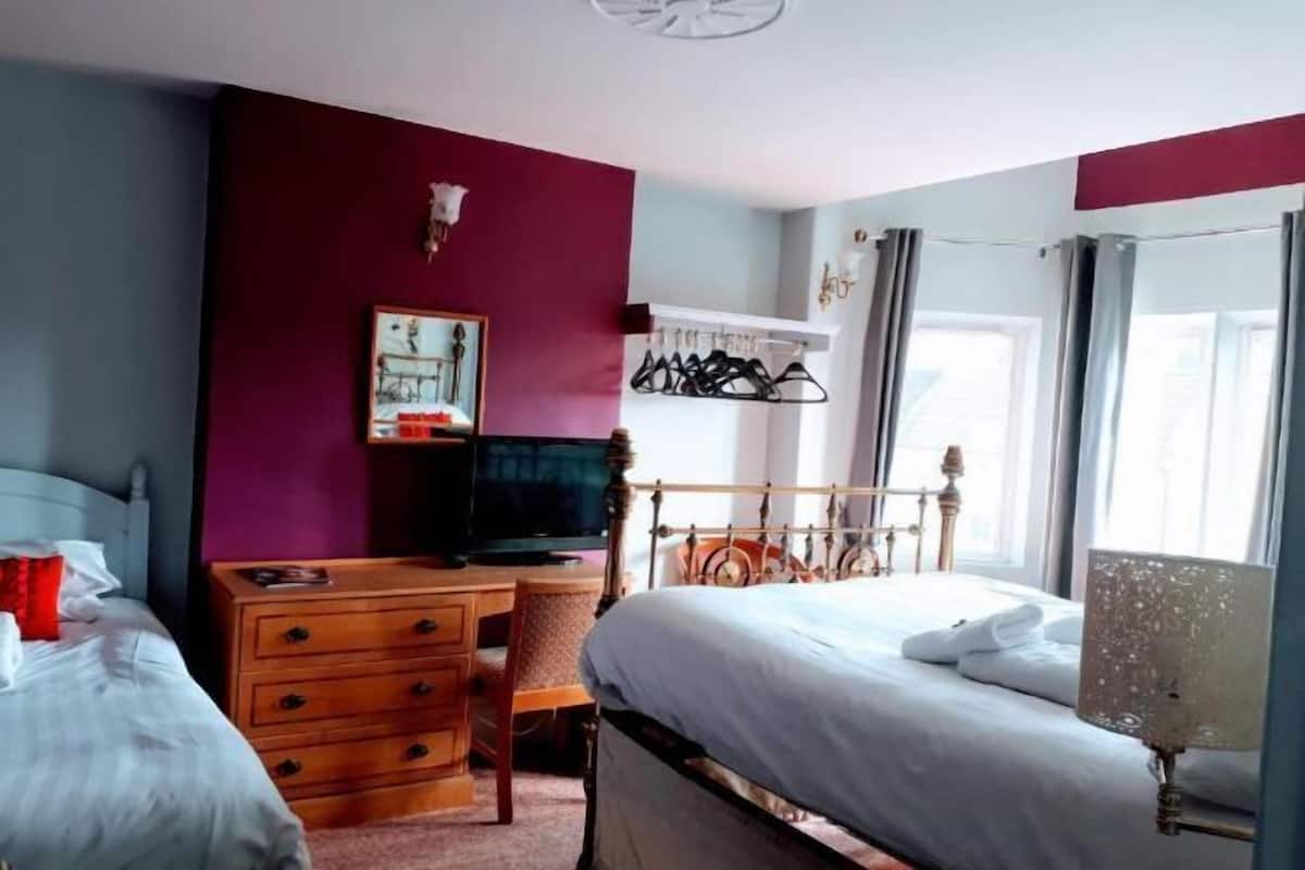 Individually decorated, desk, iron/ironing board, free WiFi