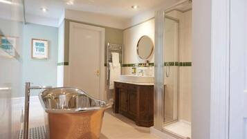 Shower, free toiletries, towels