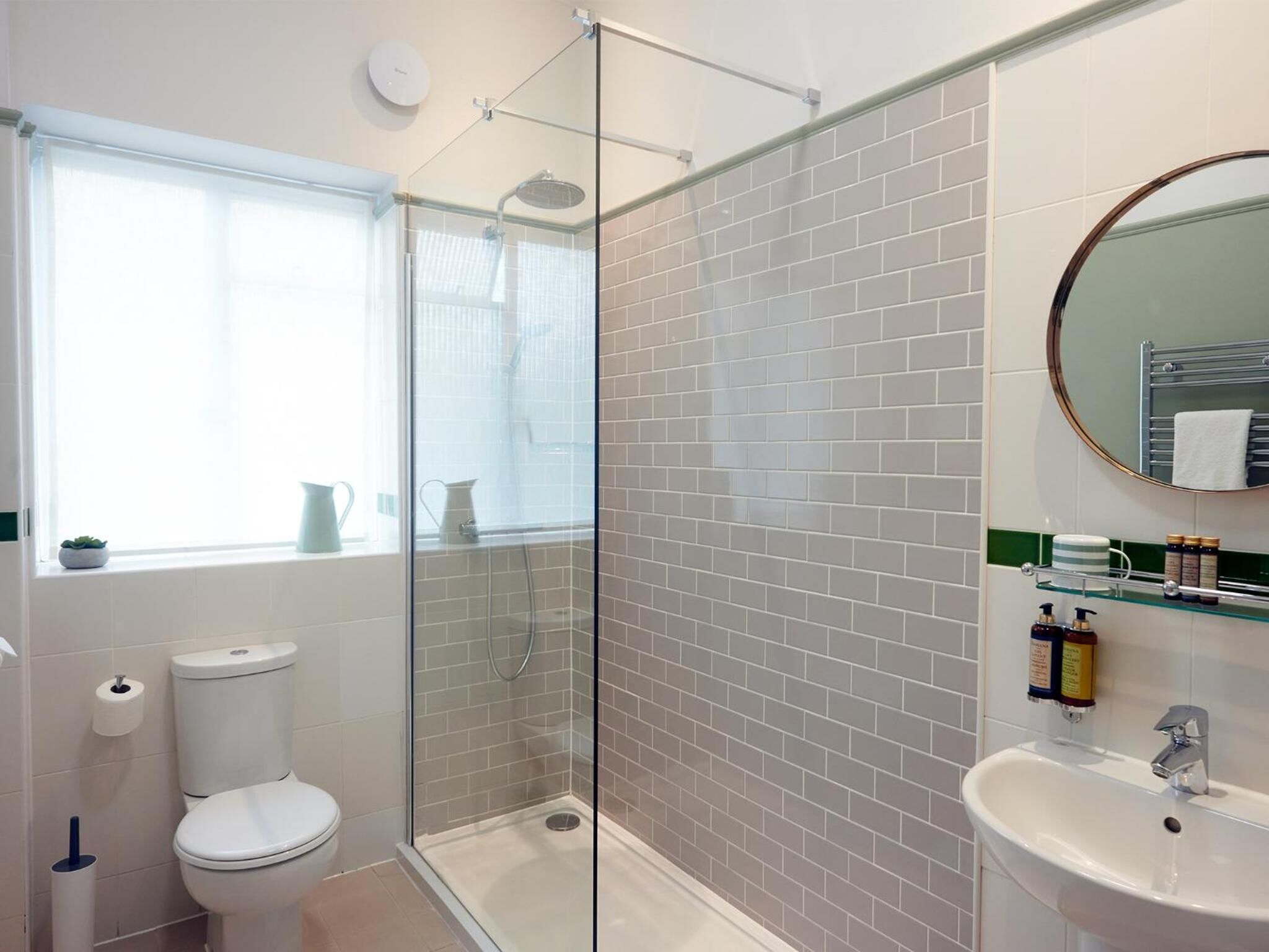 Shower, free toiletries, towels