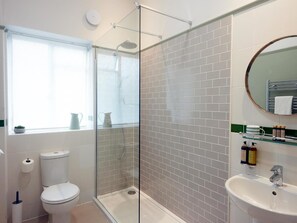 Shower, free toiletries, towels - The Embankment (Bedford)