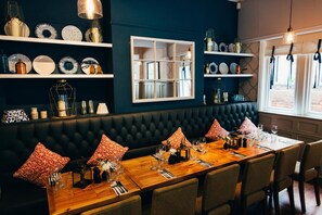 Serveert ontbijt, lunch, diner, Britse gerechten