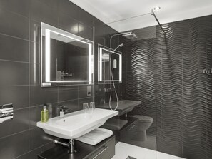 Bathroom - Wharton Park Golf & Country Club (Bewdley)