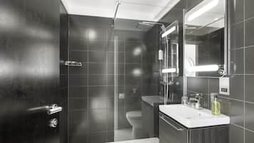 Executive Double Room | Bathroom | Shower, rainfall showerhead, hair dryer, towels