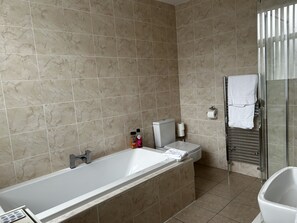 Habitación doble Deluxe, baño en la habitación | Baño