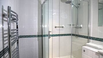 Superior Double Room | Bathroom | Shower, hydromassage showerhead, free toiletries, hair dryer