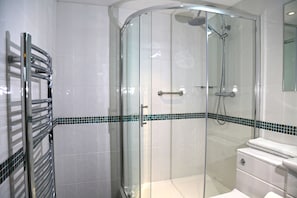 Chambre supérieure double | Salle de bain | Douche, pomme de douche hydromassante, articles de toilette (gratuits)