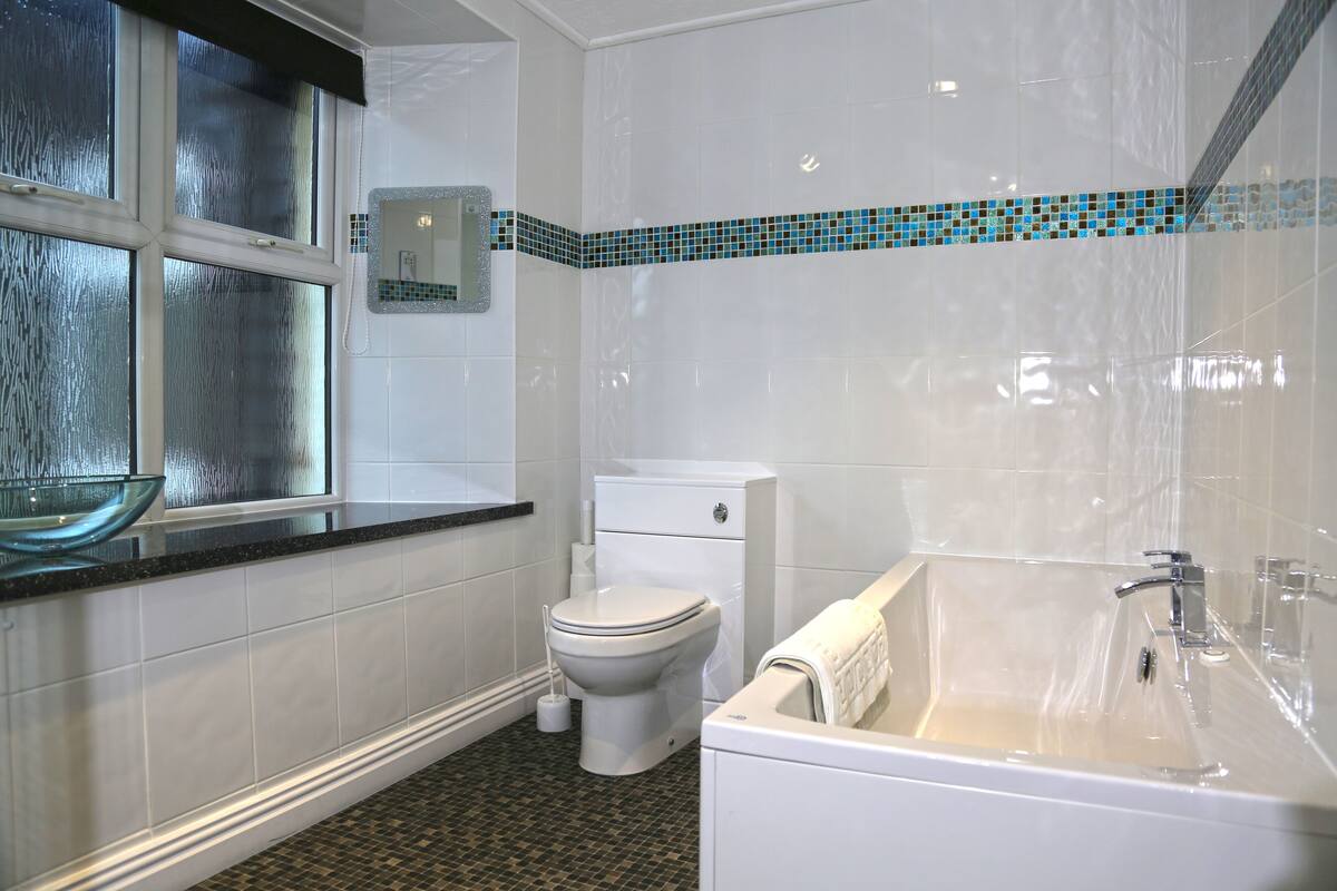 superior double room | bathroom | shower, hydromassage showerhead, free toiletries, hair dryer
