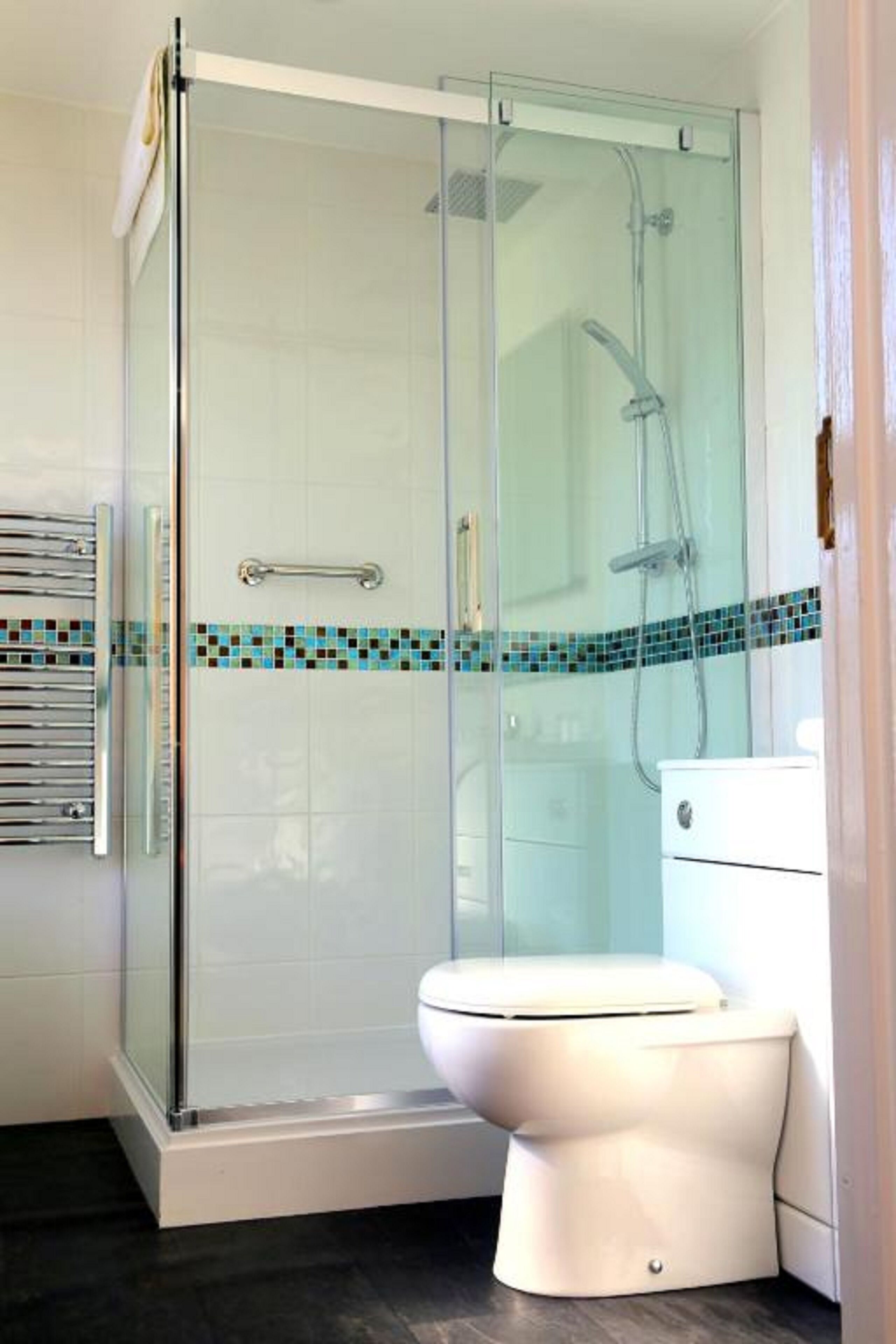 shower, hydromassage showerhead, free toiletries, hair dryer