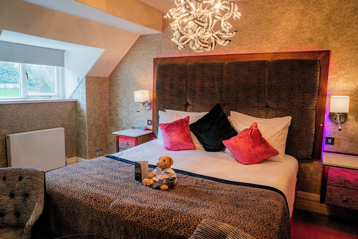 Superior Double Room | Premium bedding, desk, iron/ironing board, WiFi (free)