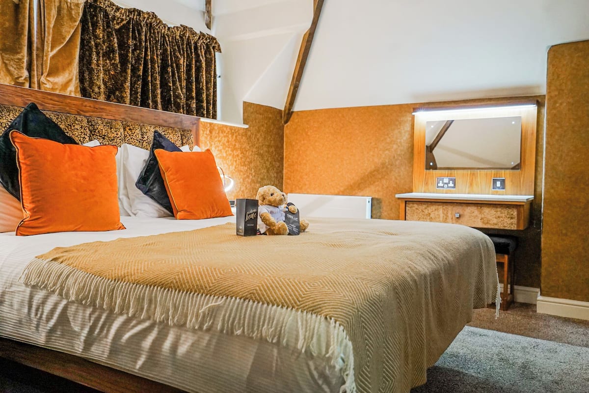 Luxury Room | Premium bedding, desk, iron/ironing board, WiFi (free)