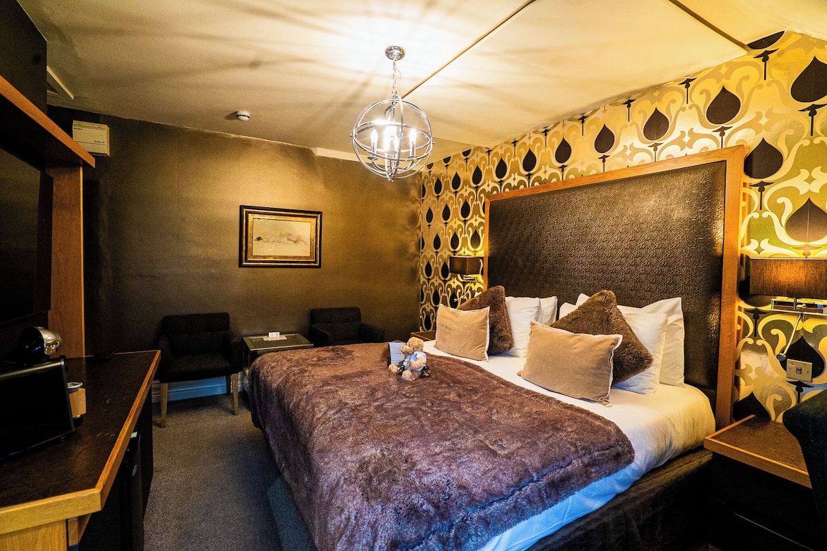 Luxury Double Room, 1 King Bed | Premium bedding, desk, iron/ironing board, WiFi (free)