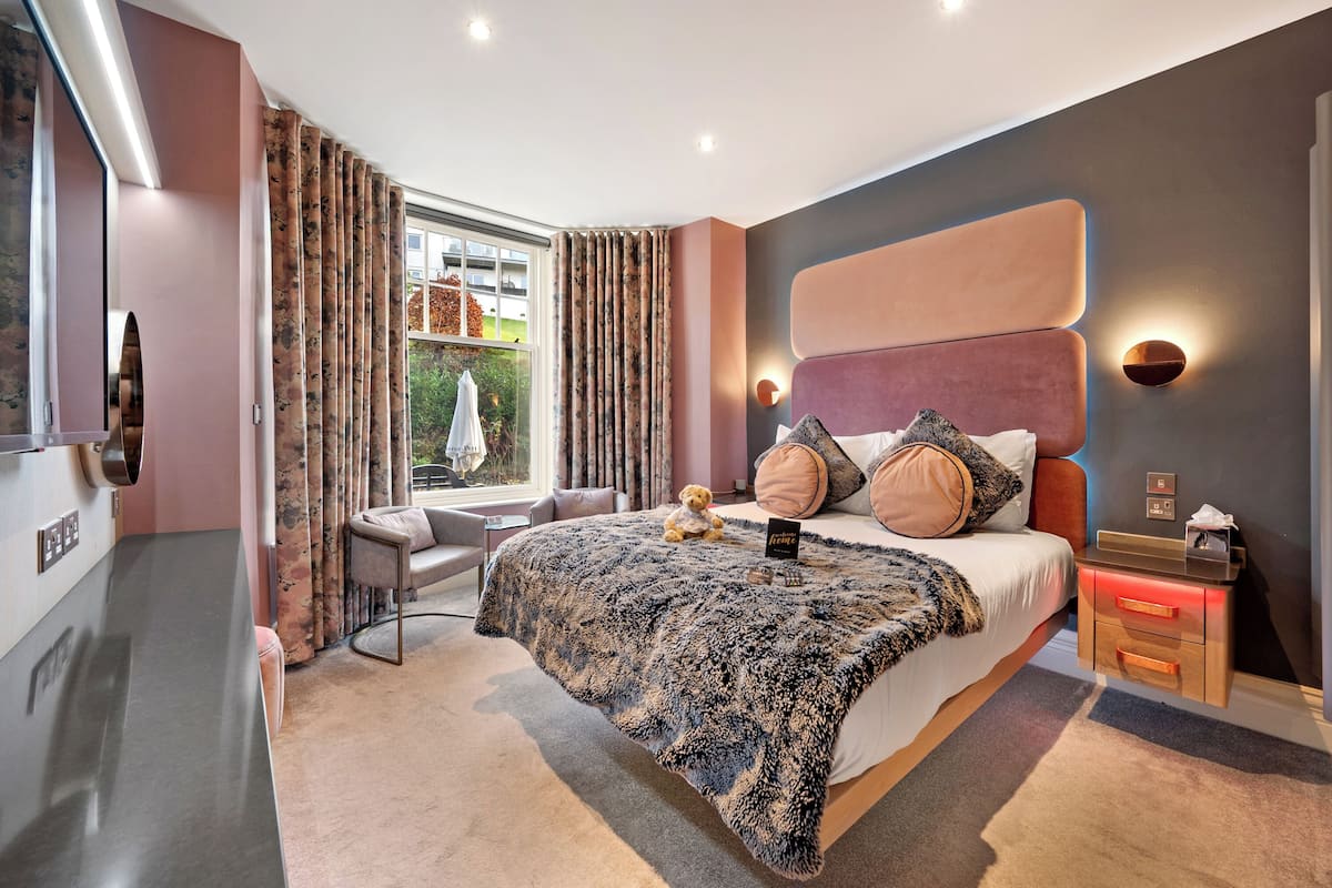Premium bedding, desk, iron/ironing board, WiFi (free)