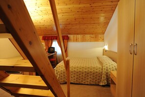 Family Room | In-room safe, desk, free WiFi, bed sheets