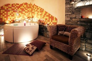 Indoor spa tub