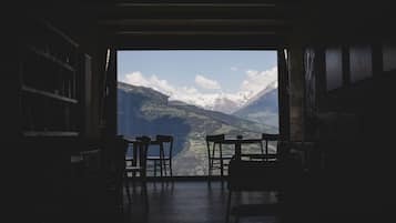 Petit-déjeuner et déjeuner servis sur place, restauration en plein air 