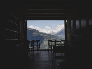 Petit déjeuner et déjeuner servis sur place, restauration en plein air 