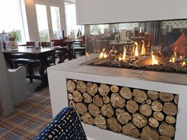 2 restaurants, breakfast served