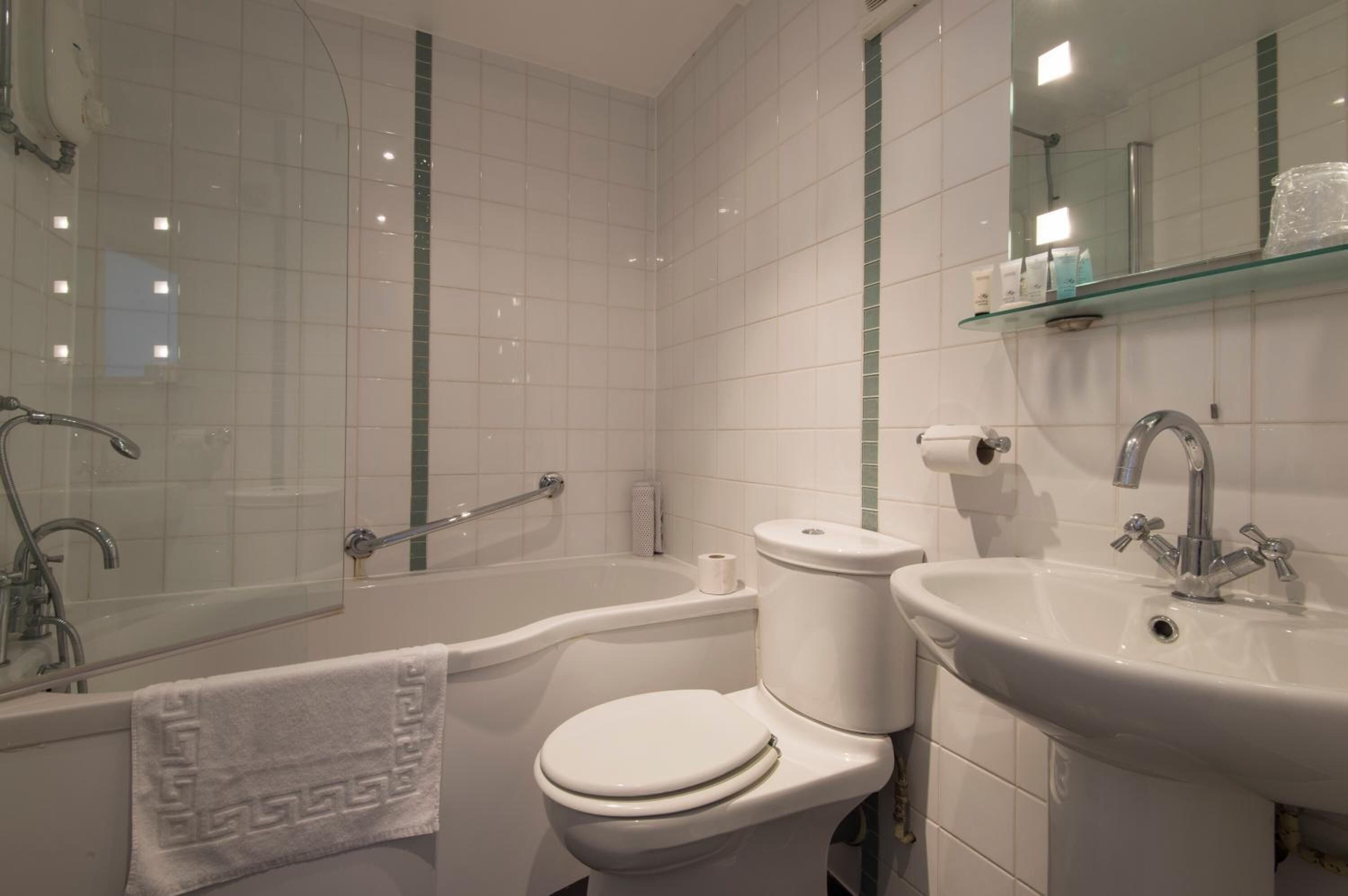Un baño moderno con bañera, inodoro y lavamanos.