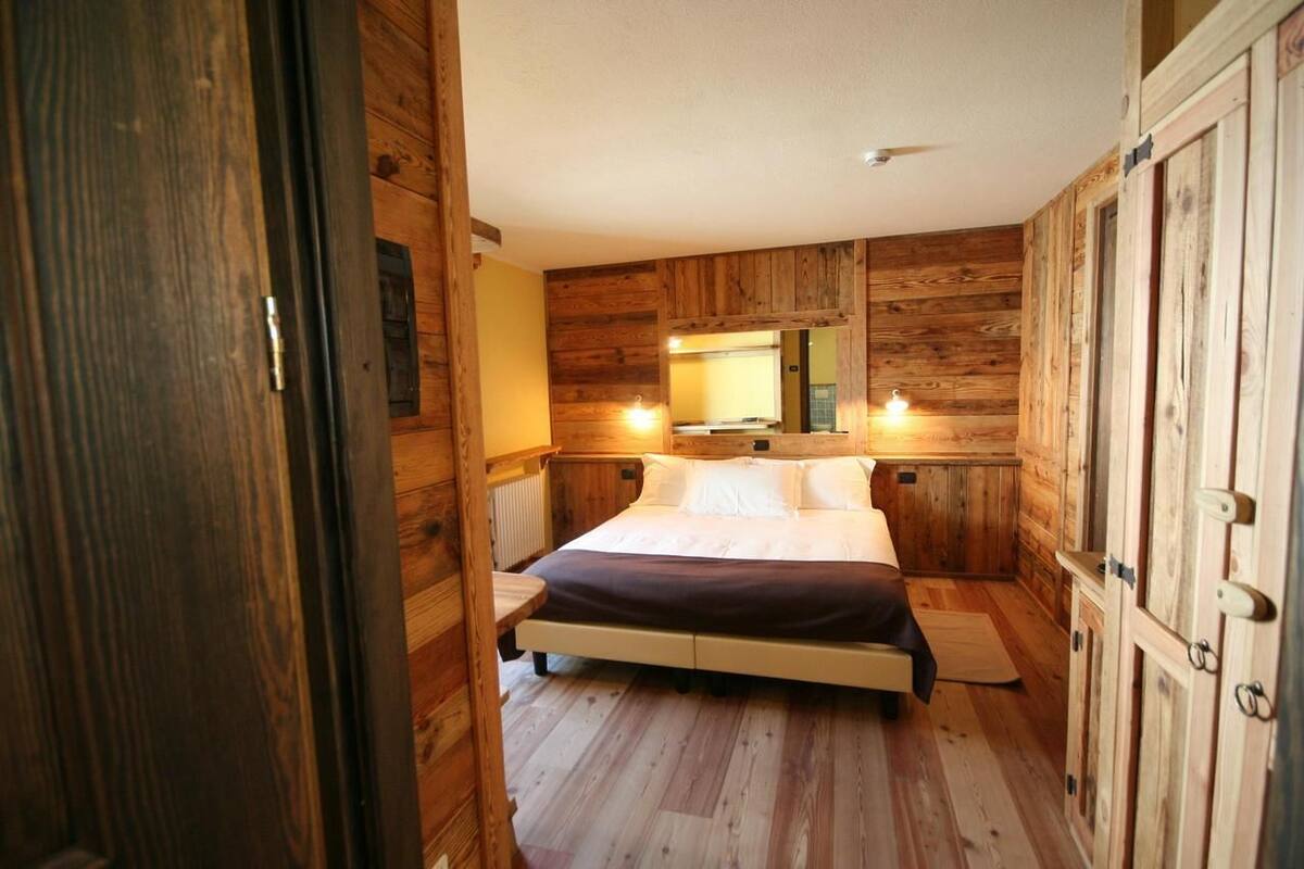 In-room safe, blackout curtains, soundproofing, free WiFi