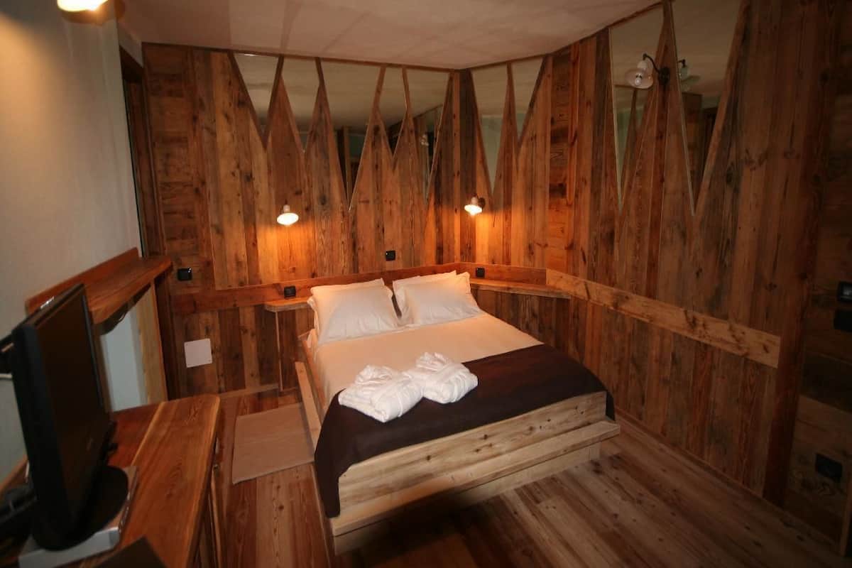 In-room safe, blackout curtains, soundproofing, free WiFi