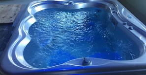 Indoor spa tub