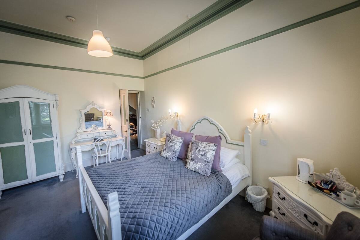 1 bedroom, premium bedding, individually furnished, desk