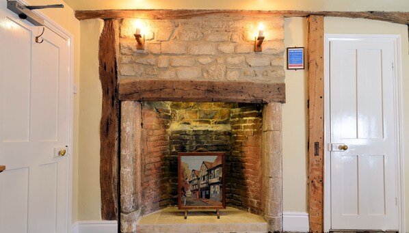 华丽双人房, 浴缸 | 高档床上用品、特色装修、特色家居、办公桌