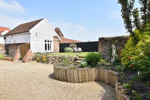 高级村舍, 1 张双人床, 简易厨房 | 花园景观