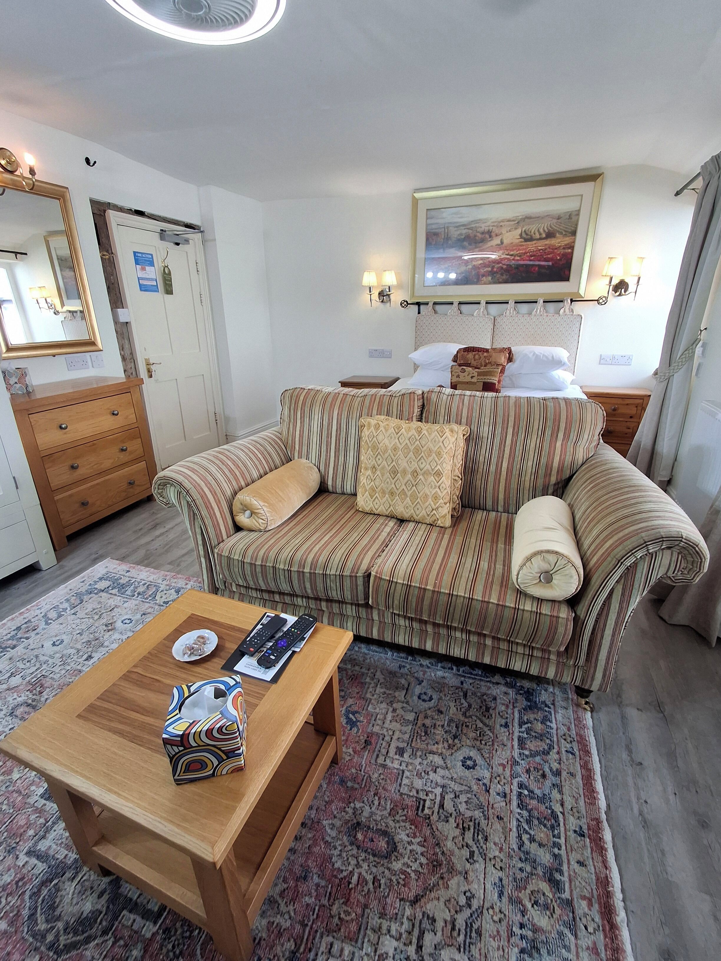 Apartment, 1 King Bed, Kitchenette | Living area | 33-inch Smart TV with digital channels