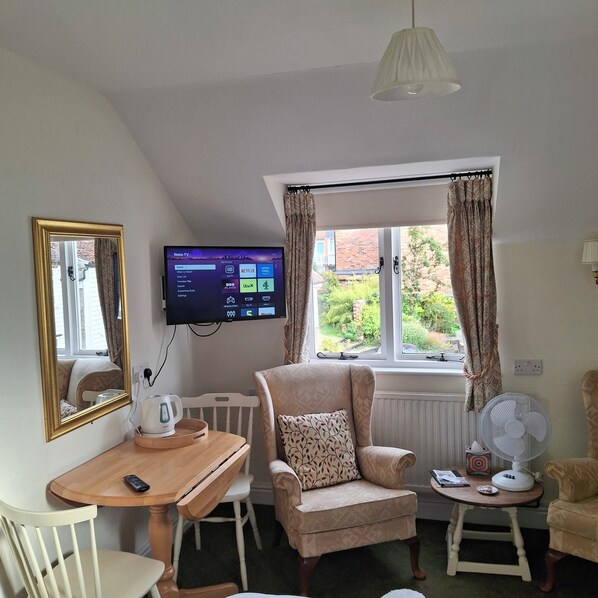 Classic Double Room, 1 King Bed | Living area | 33-inch Smart TV with digital channels