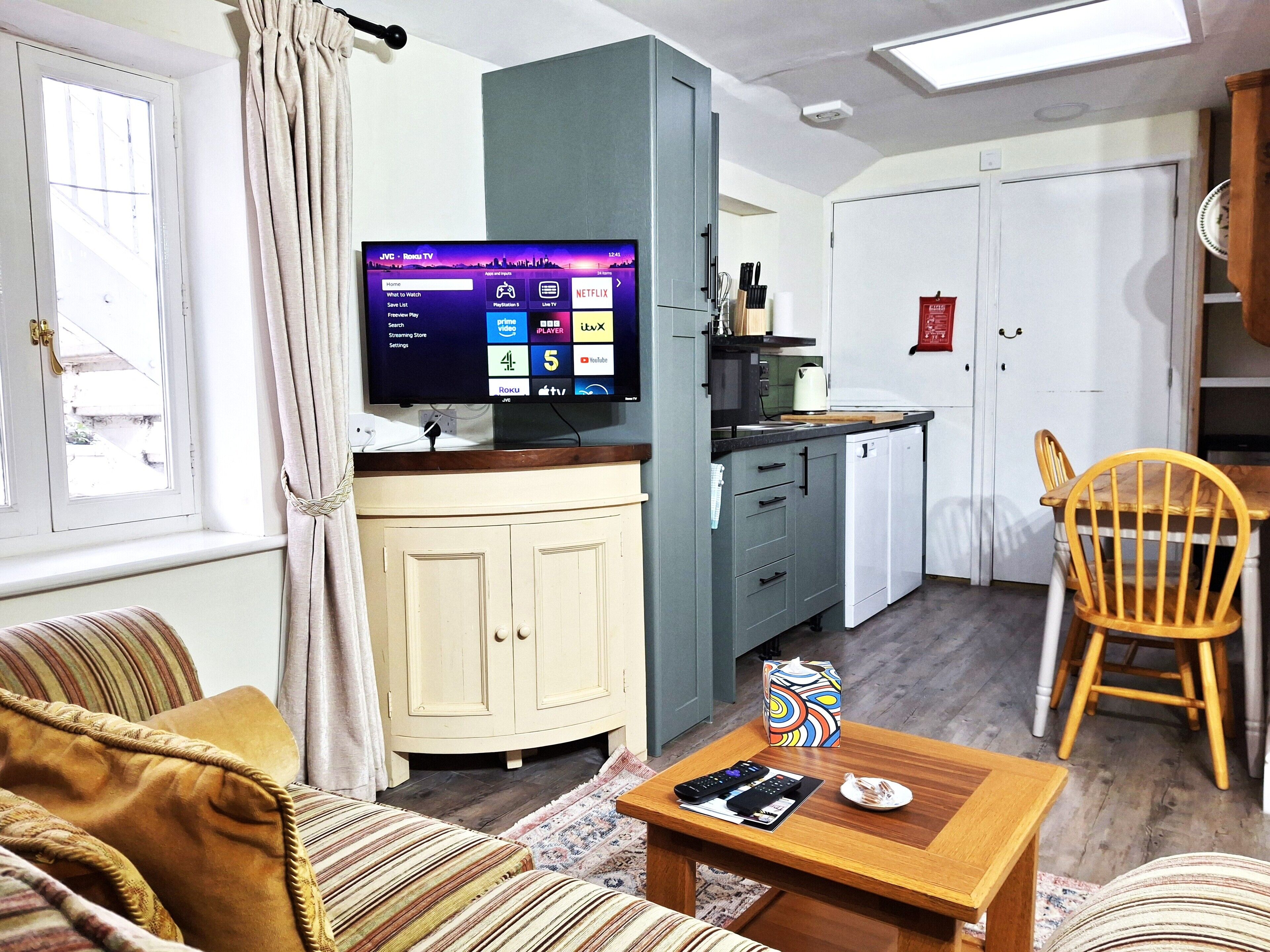 Apartment, 1 King-Bett, Kochnische | Wohnbereich | 33-Zoll-Smart-TV mit Digitalempfang