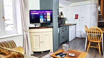 Apartment, 1 King-Bett, Kochnische | Wohnbereich | 33-Zoll-Smart-TV mit Digitalempfang
