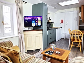 Apartment, 1 King Bed, Kitchenette | Living area | 33-inch Smart TV with digital channels