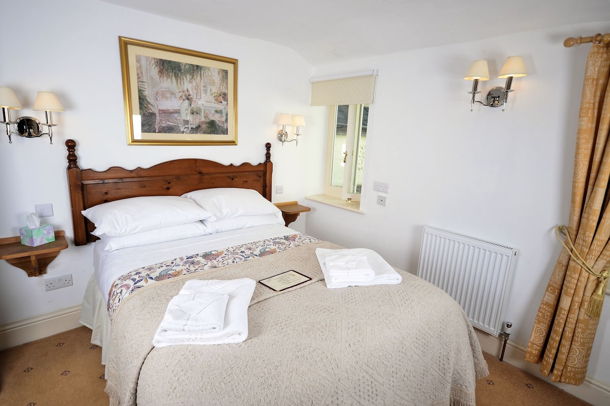 Classic Double Room, 1 King Bed | 1 bedroom, premium bedding, individually decorated