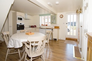 Casa superior, 2 habitaciones, cocina, en edificio anexo | Cocina privada | Cafetera o tetera, hervidor eléctrico y productos de limpieza ecológicos