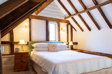 Superior Cottage, 1 King Bed, Kitchenette | Egyptian cotton sheets, premium bedding, individually decorated. The Abbey Hotel and Apartments