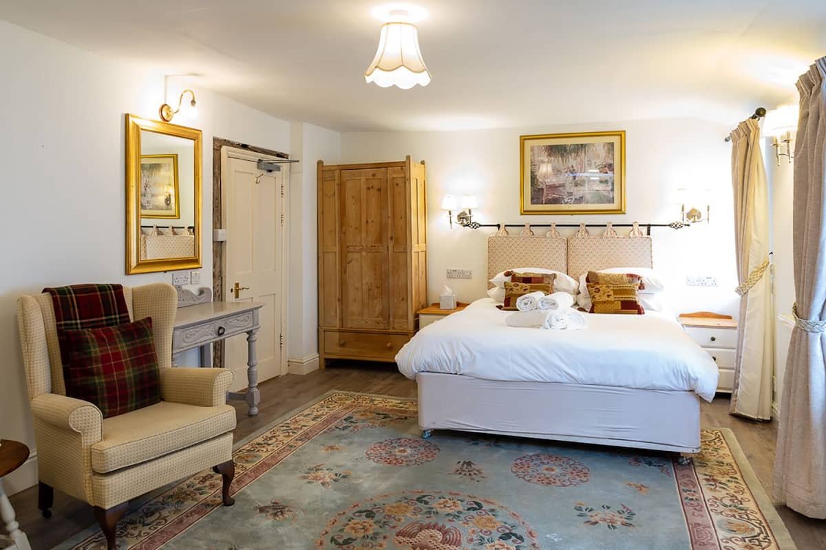 Apartment, 1 King Bed, Kitchenette | 1 bedroom, premium bedding, individually decorated