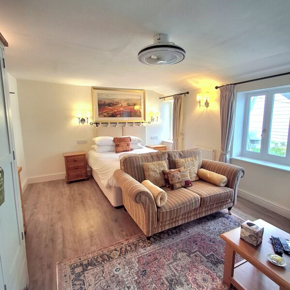 Apartment, 1 King Bed, Kitchenette | Living area | 33-inch Smart TV with digital channels