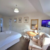 Classic Double Room, 1 King Bed | Premium bedding, individually decorated, individually furnished, desk