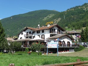 Un hotel con un letrero que dice "Col Serena Bar-Restaurante" y "Hotel Col Serena".