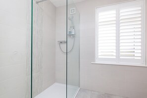 Superior-Doppelzimmer | Badezimmer | Dusche, Regendusche, kostenlose Toilettenartikel, Haartrockner