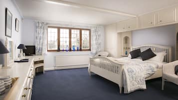 Luxury Double Room, Bathtub | Individually furnished, iron/ironing board, wheelchair access